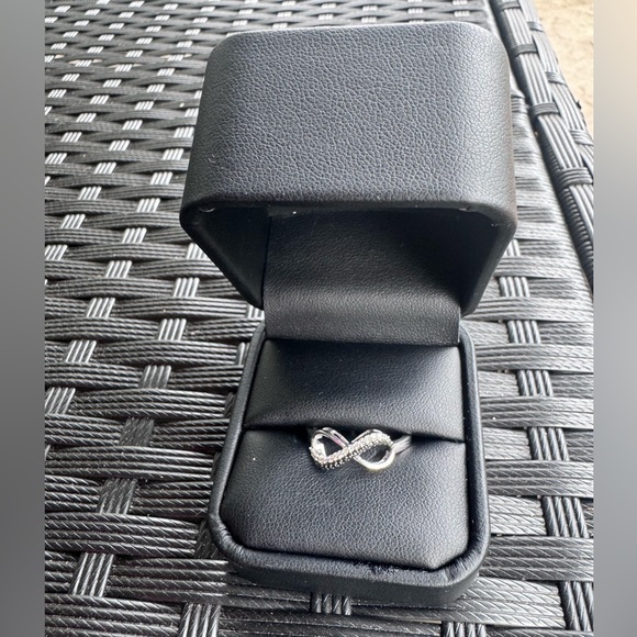 Size 8 Silver Legacy Infinity Ring with black and white diamonds - Picture 2 of 9